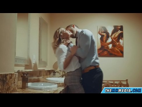 ❤️ Kung ang usa ka busty blonde naghaylo kanimo sa usa ka publiko nga kasilyas ❤️❌ Anal porn sa amon ☑